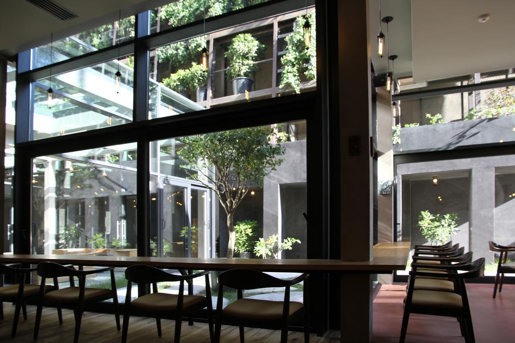 Iota Hotel Тбилиси Екстериор снимка The interior of the library