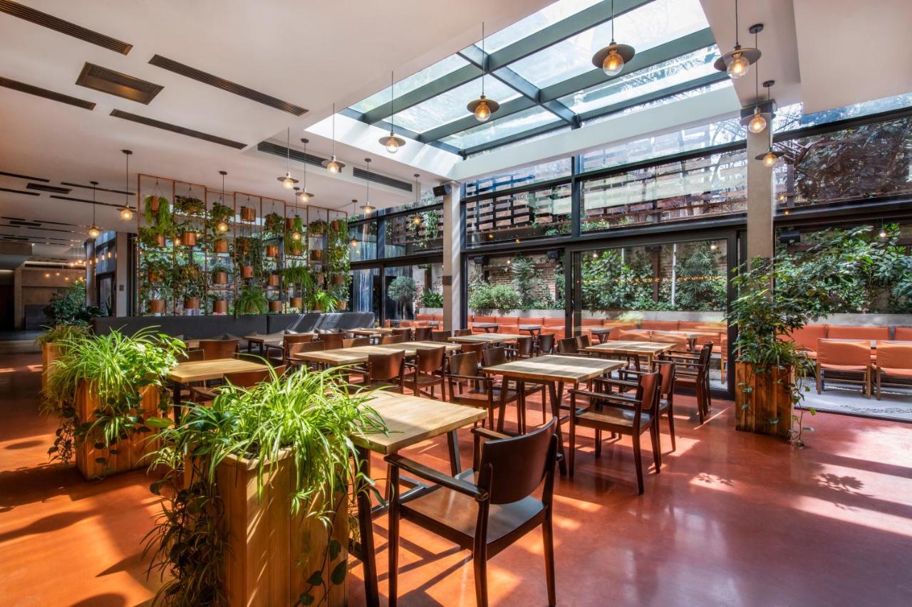 Iota Hotel Тбилиси Екстериор снимка Restaurant in the hotel