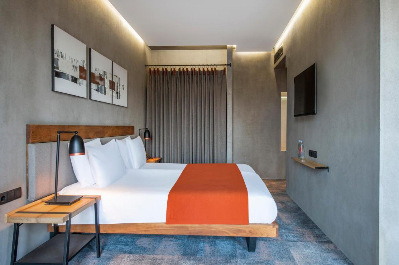 Iota Hotel Тбилиси Екстериор снимка A room at the hotel