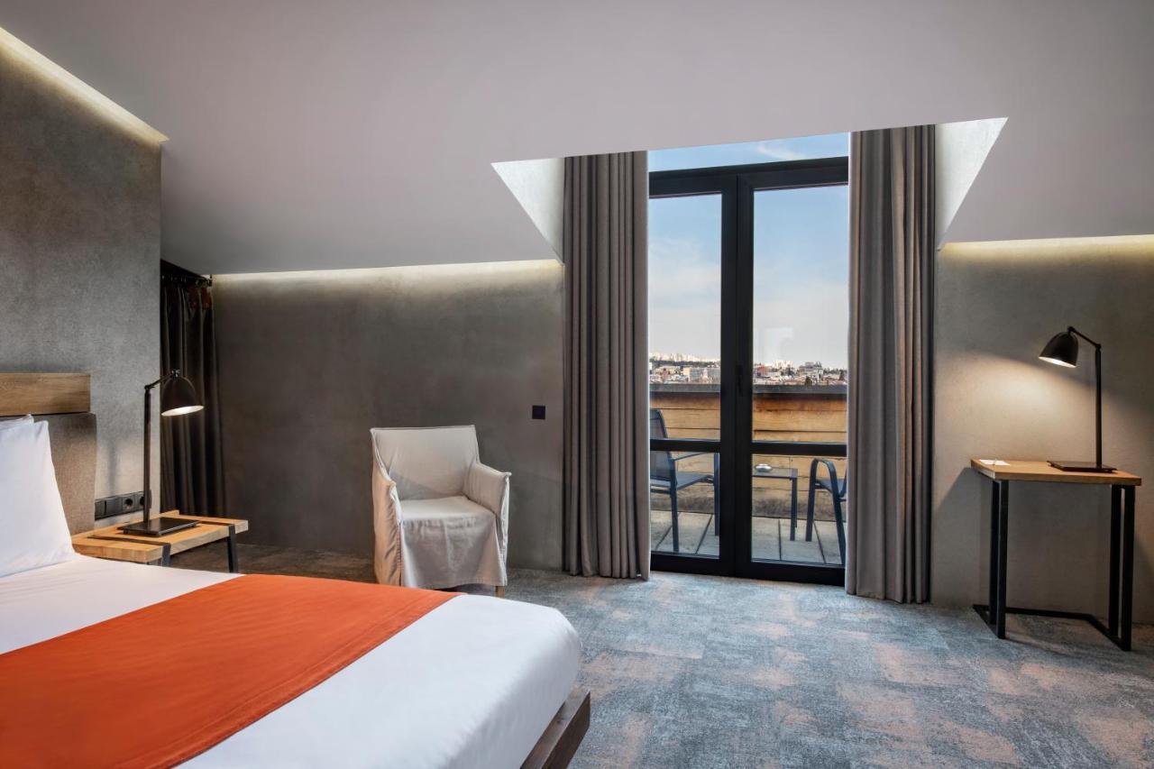 Iota Hotel Тбилиси Екстериор снимка A room at the hotel