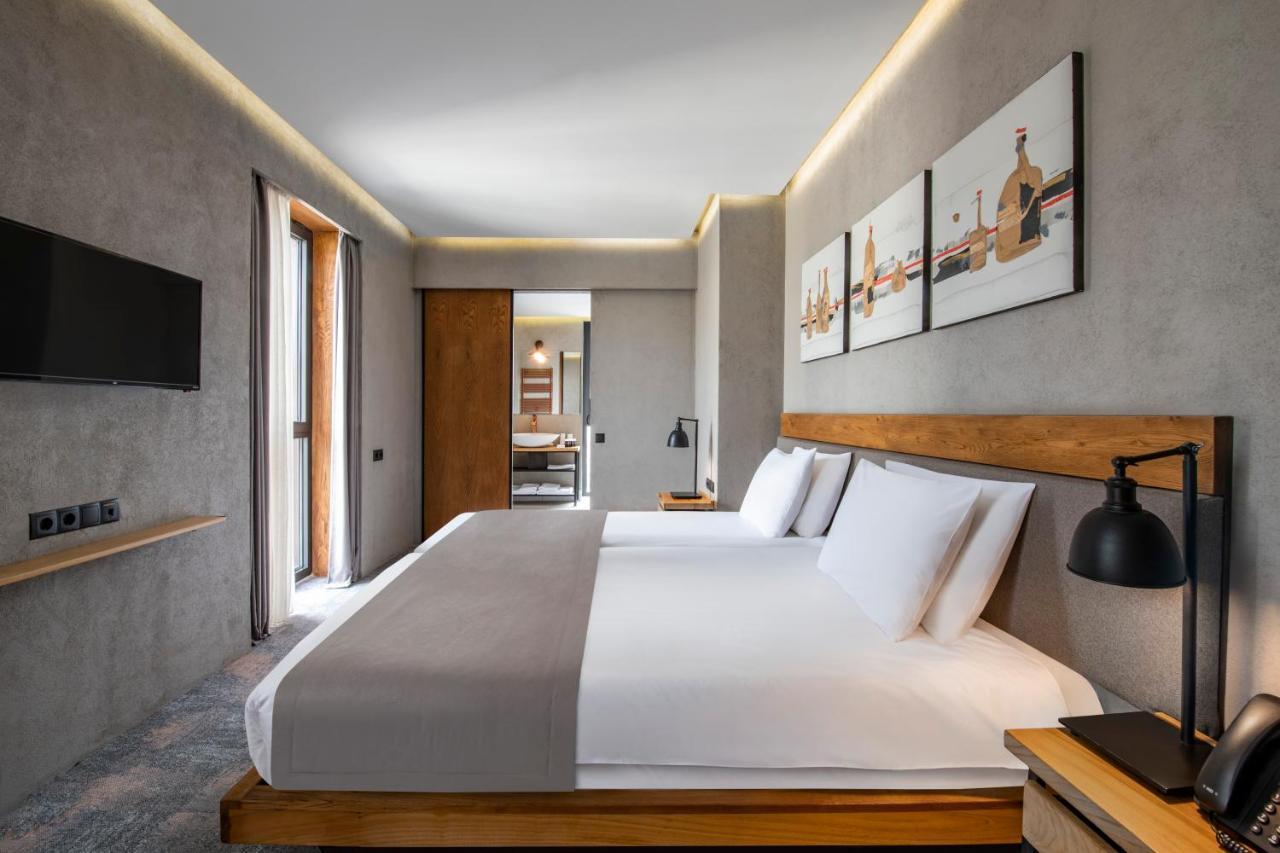 Iota Hotel Тбилиси Екстериор снимка A room at the hotel