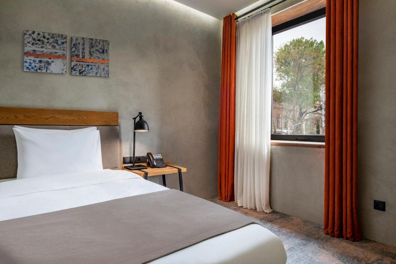 Iota Hotel Тбилиси Екстериор снимка A room at the hotel