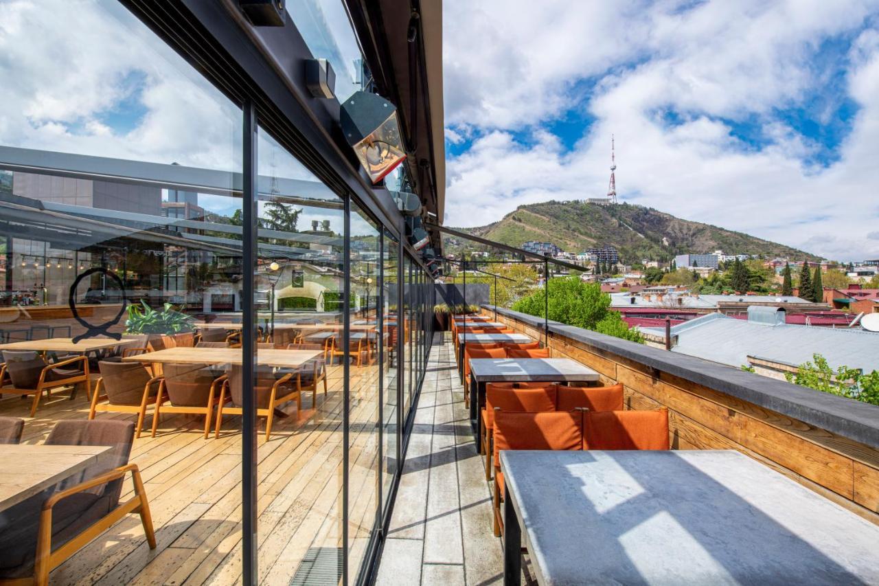 Iota Hotel Тбилиси Екстериор снимка The rooftop bar at the hotel