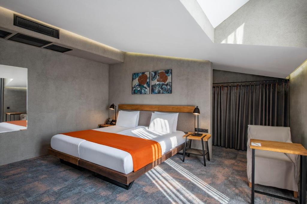 Iota Hotel Тбилиси Екстериор снимка A room at the hotel