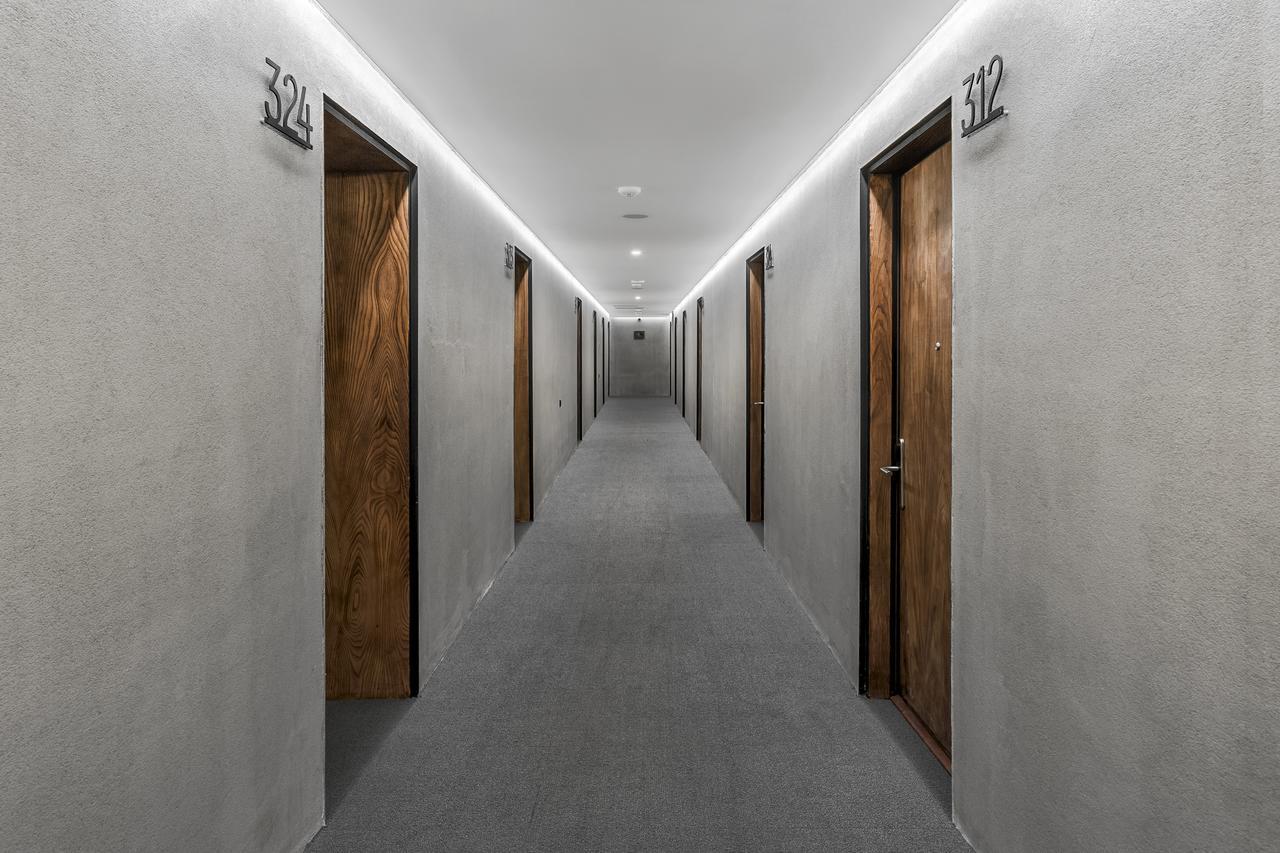 Iota Hotel Тбилиси Екстериор снимка A corridor