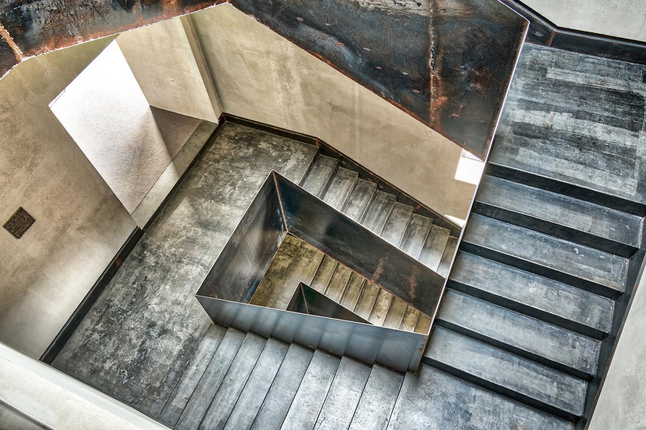 Iota Hotel Тбилиси Екстериор снимка Staircase