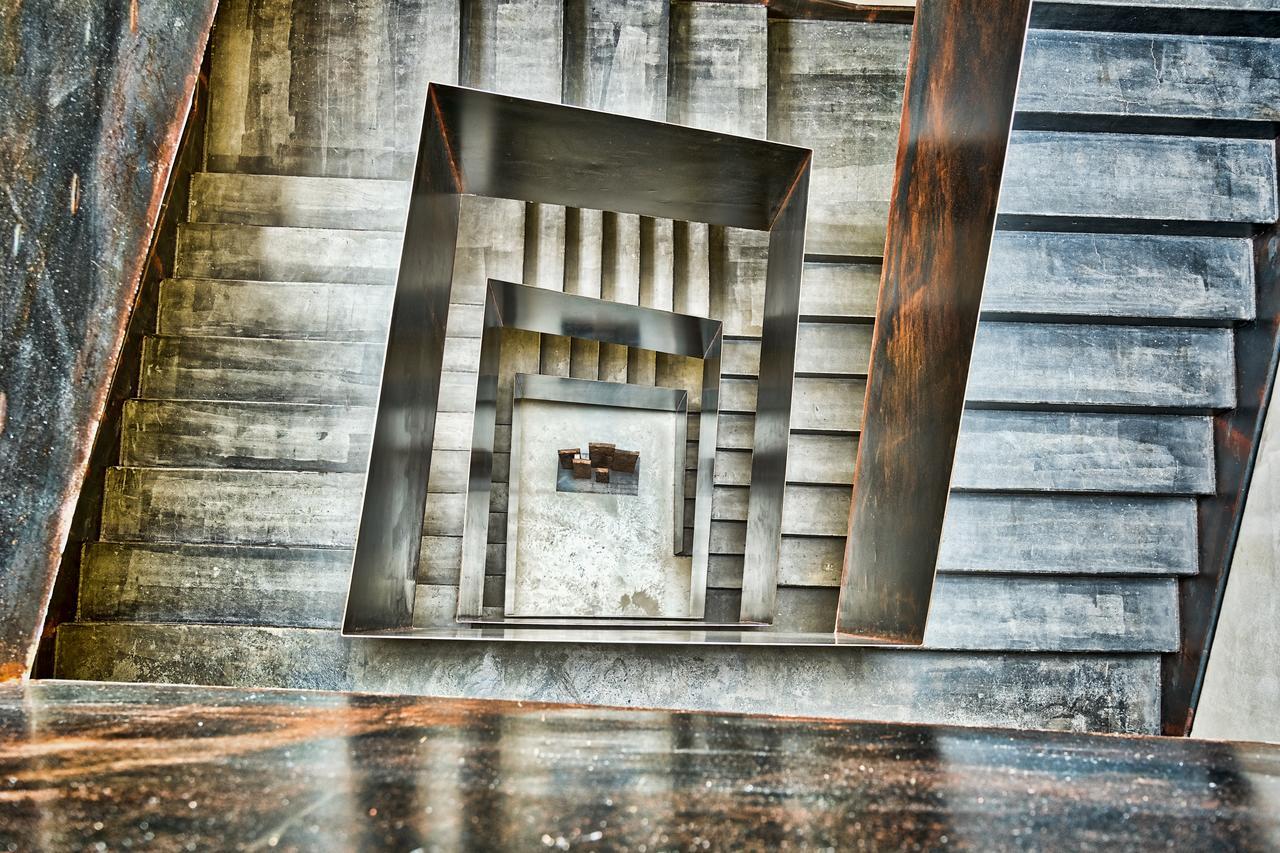 Iota Hotel Тбилиси Екстериор снимка The staircase